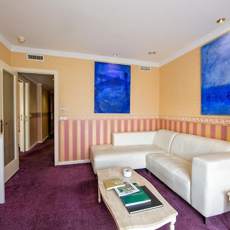 Eurostars Araguaney Hotel Santiago de Compostela Szoba fotó A suite at the hotel