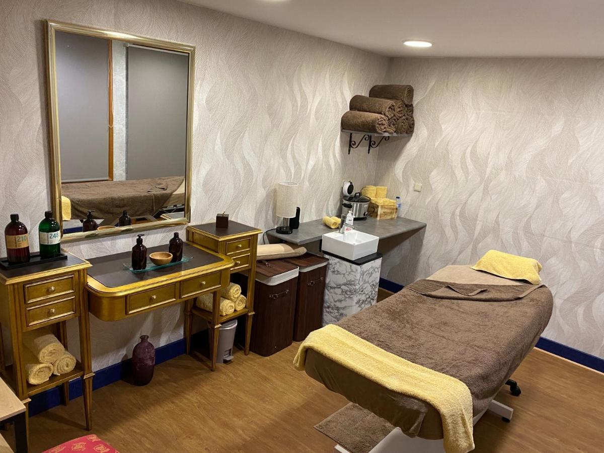 Eurostars Araguaney Hotel Santiago de Compostela Kültér fotó A treatment room at a spa