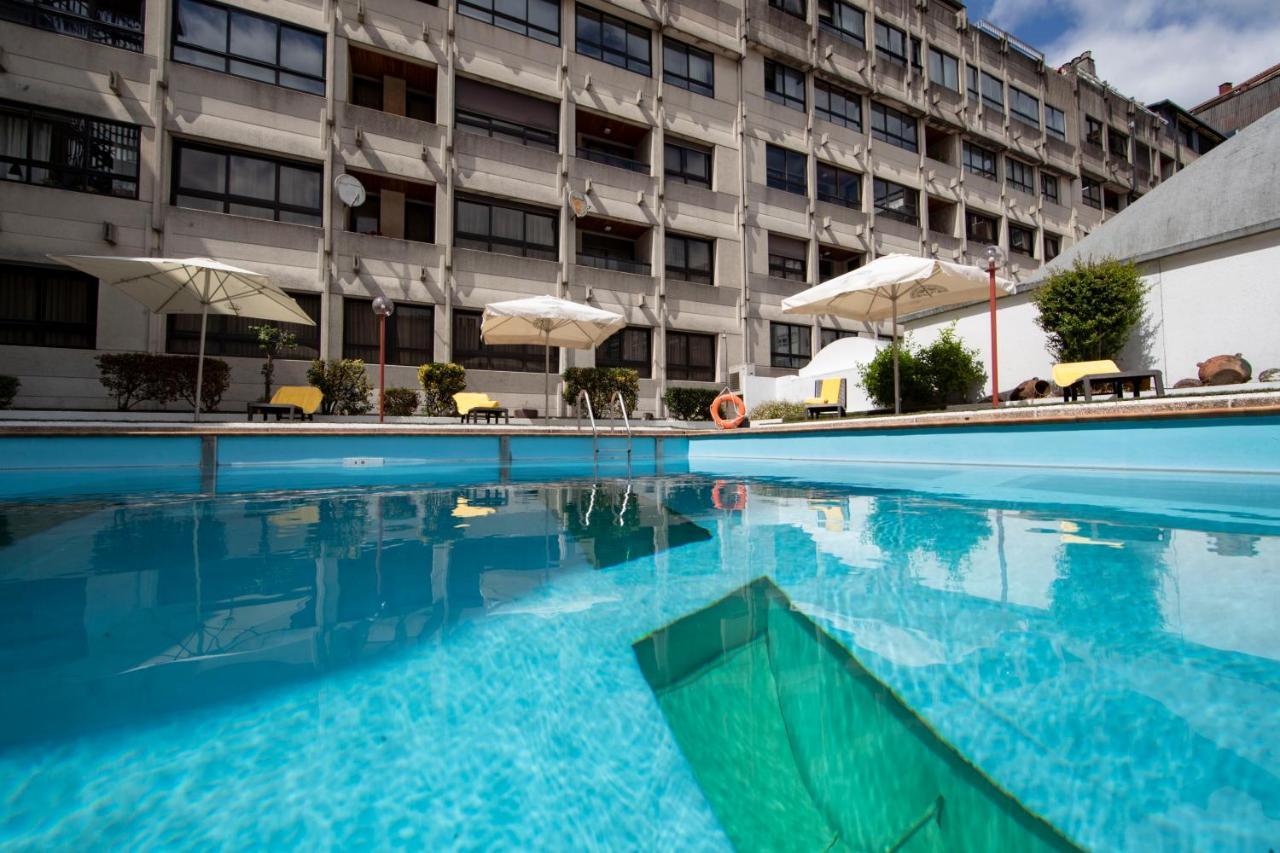Eurostars Araguaney Hotel Santiago de Compostela Kültér fotó The swimming pool at the hotel