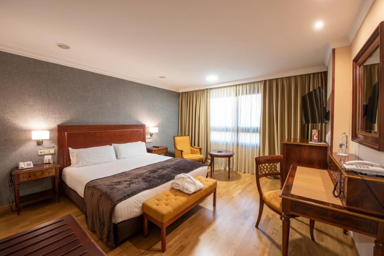 Eurostars Araguaney Hotel Santiago de Compostela Kültér fotó A room at the hotel