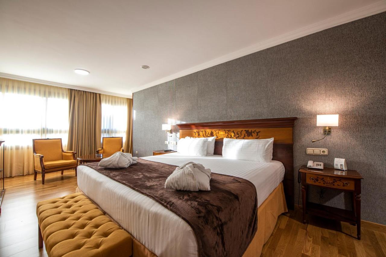 Eurostars Araguaney Hotel Santiago de Compostela Kültér fotó A bedroom at the hotel