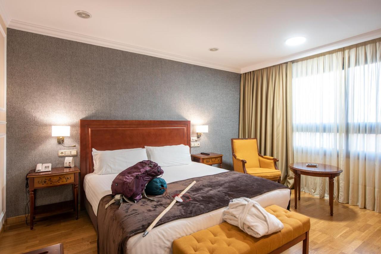 Eurostars Araguaney Hotel Santiago de Compostela Kültér fotó A room at the hotel