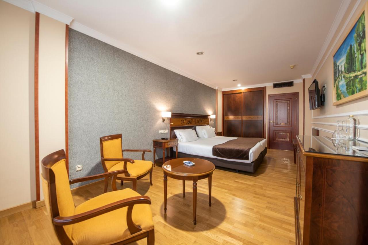 Eurostars Araguaney Hotel Santiago de Compostela Kültér fotó A room at the hotel