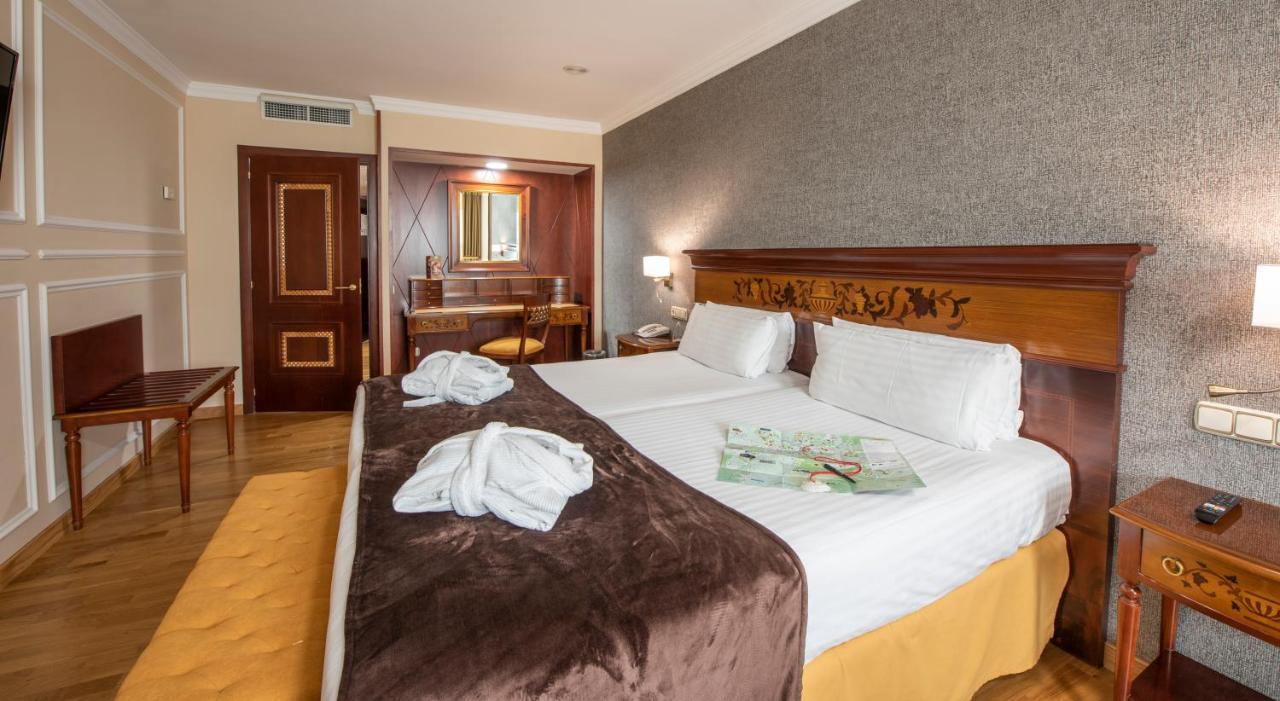 Eurostars Araguaney Hotel Santiago de Compostela Kültér fotó A room at the hotel