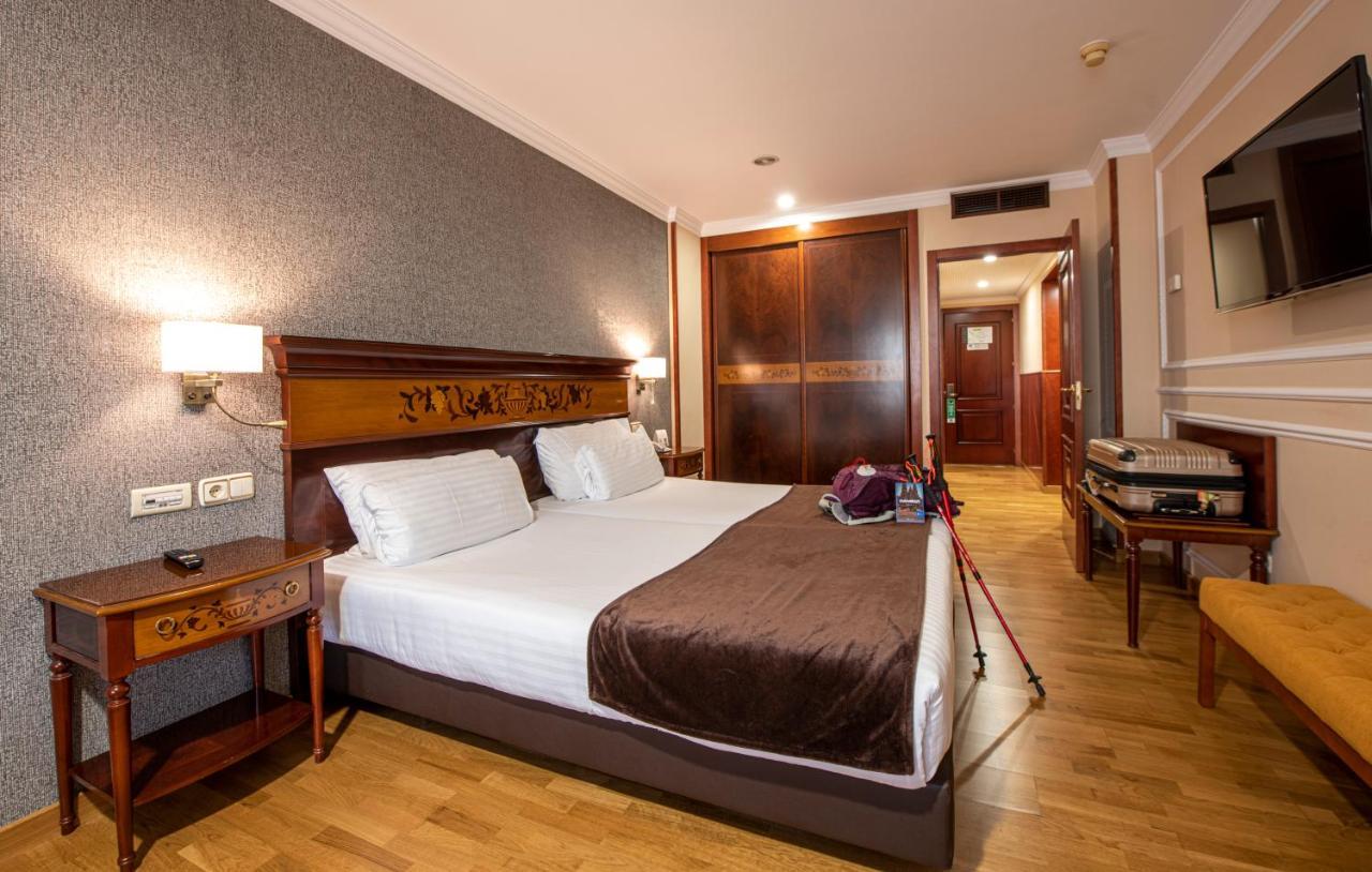 Eurostars Araguaney Hotel Santiago de Compostela Kültér fotó A room at Hotel Colón