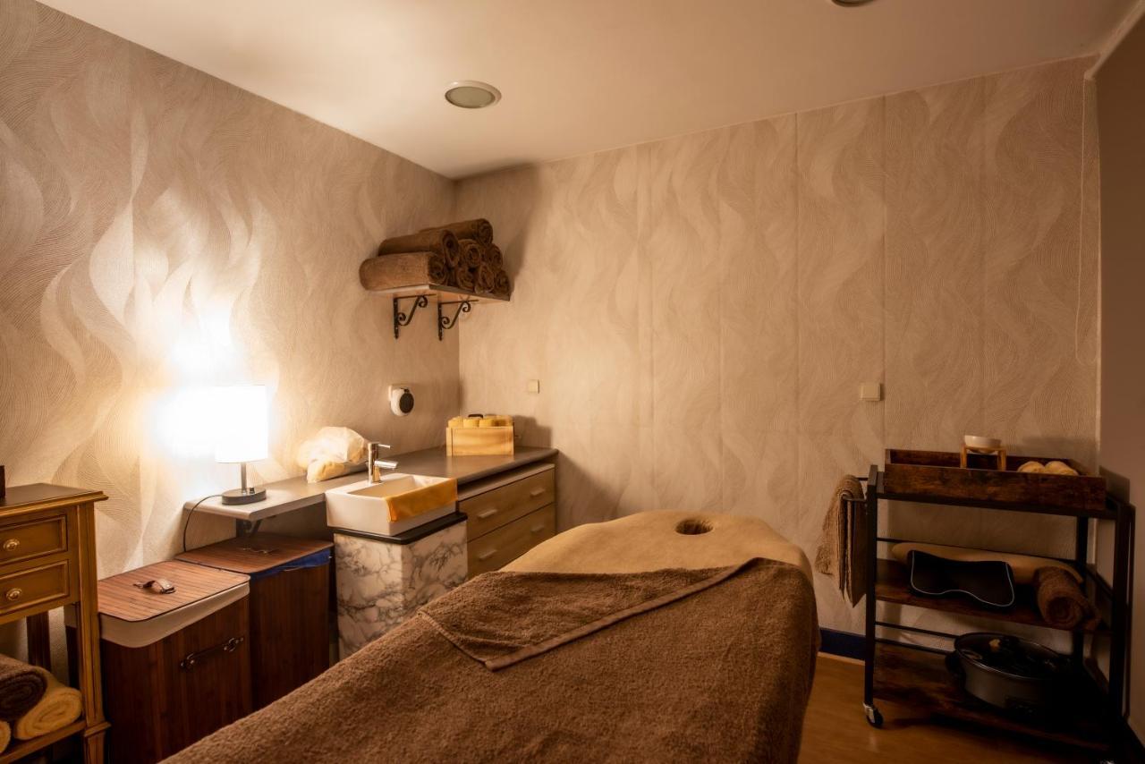 Eurostars Araguaney Hotel Santiago de Compostela Kültér fotó A treatment room at a spa