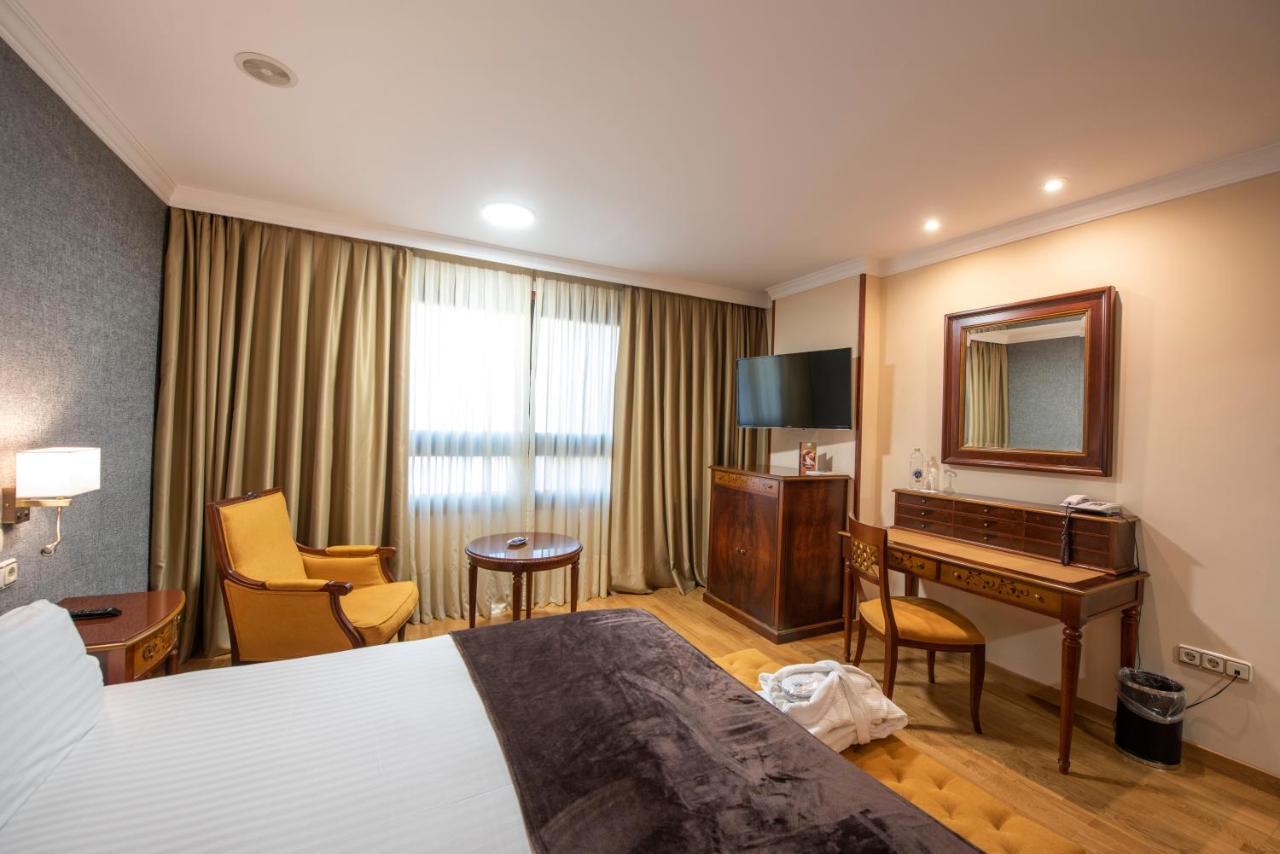 Eurostars Araguaney Hotel Santiago de Compostela Kültér fotó A room at the hotel