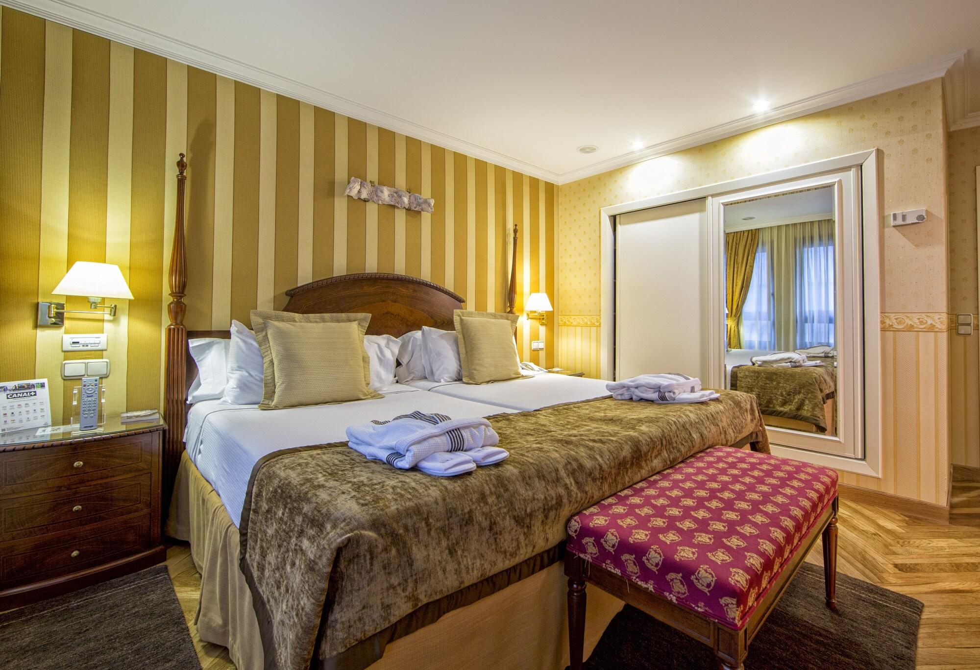 Eurostars Araguaney Hotel Santiago de Compostela Kültér fotó A bedroom at the hotel