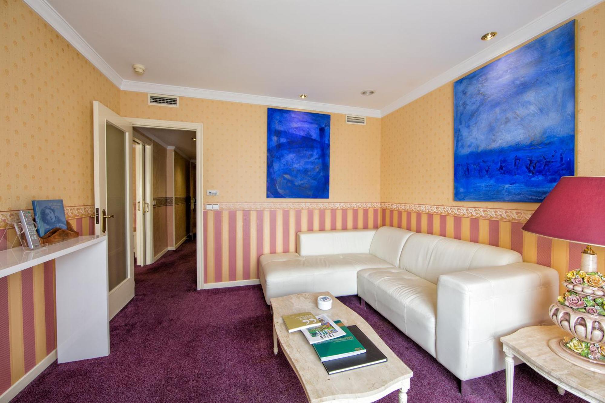 Eurostars Araguaney Hotel Santiago de Compostela Szoba fotó A suite at the hotel