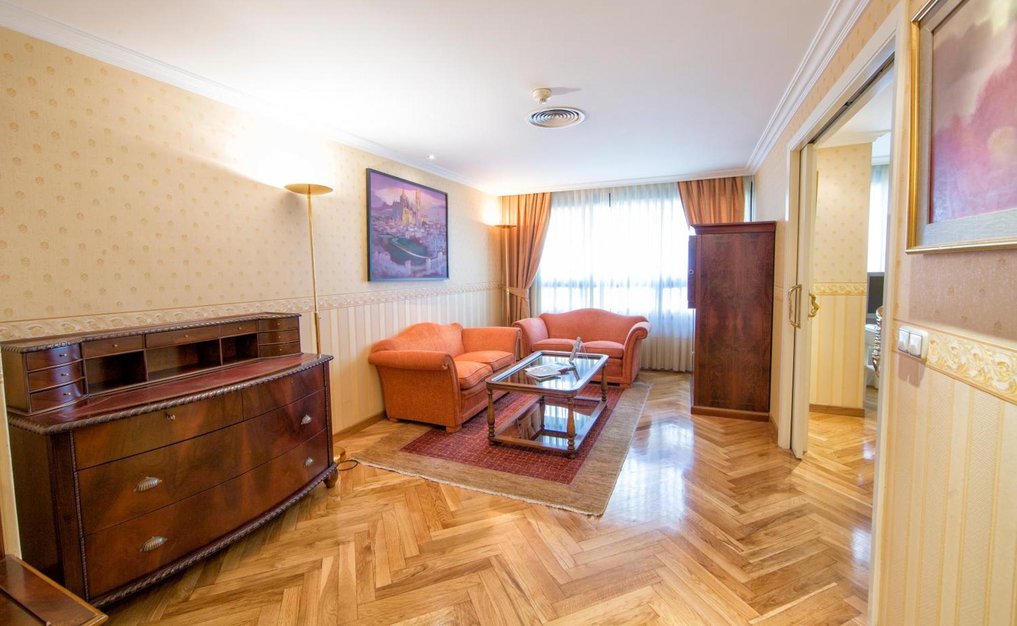 Eurostars Araguaney Hotel Santiago de Compostela Szoba fotó A living room in a hotel suite