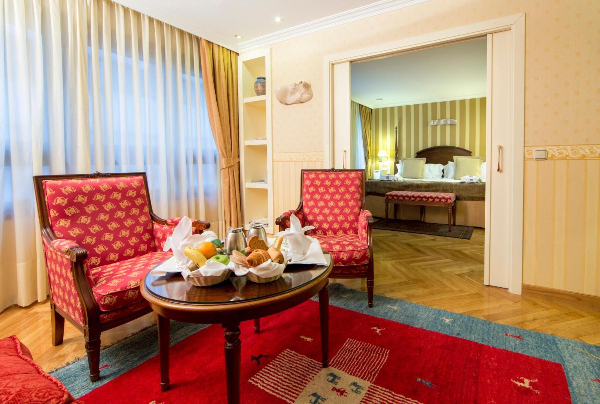 Eurostars Araguaney Hotel Santiago de Compostela Szoba fotó A suite at the Hotel de France